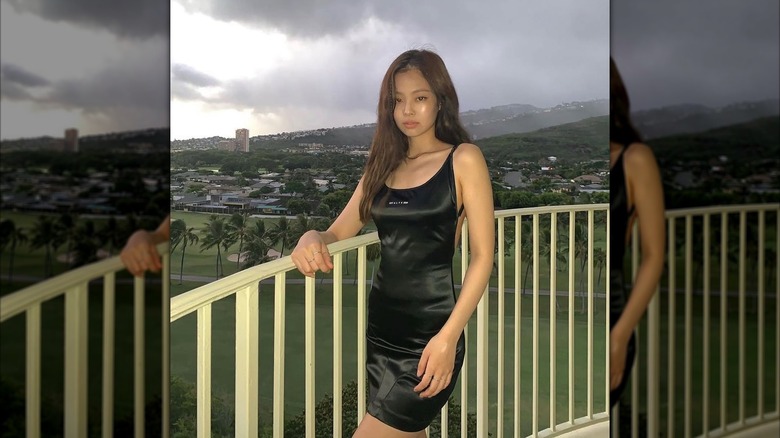 Jennie Kim wewars black dress on balcony