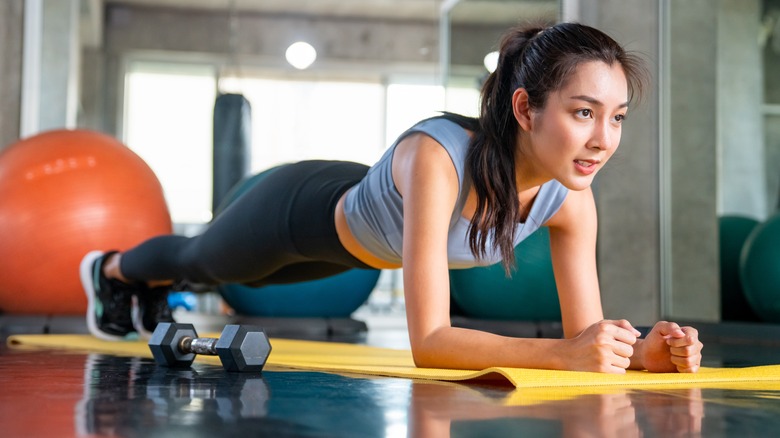 Woman doing a plank at the gym