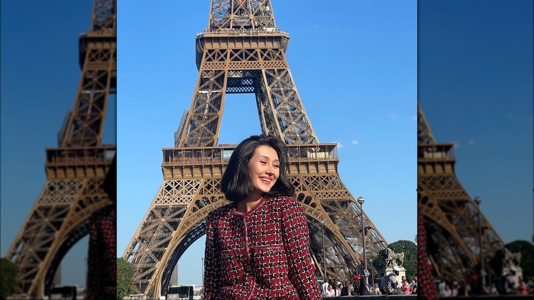 Woman in front of the Eiffel Tower