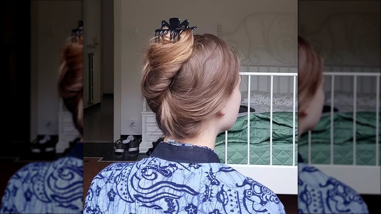 Loose bun with claw clip