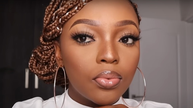 Woman with glossy lips on YouTube 