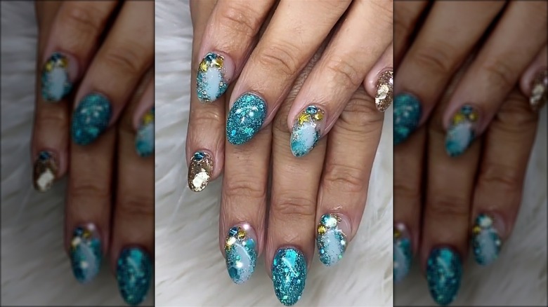 Glitter beach nails