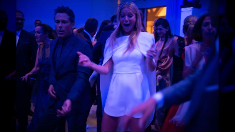 Gwyneth Paltrow and Rob Lowe dancing