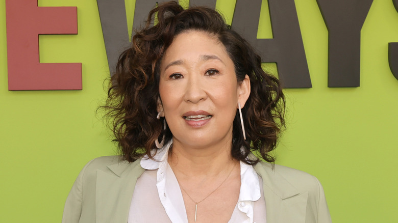 Sandra Oh posing at an event