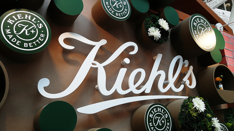 Kiehl's logo with white flowers 