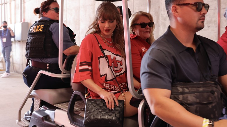 Taylor Swift on cart