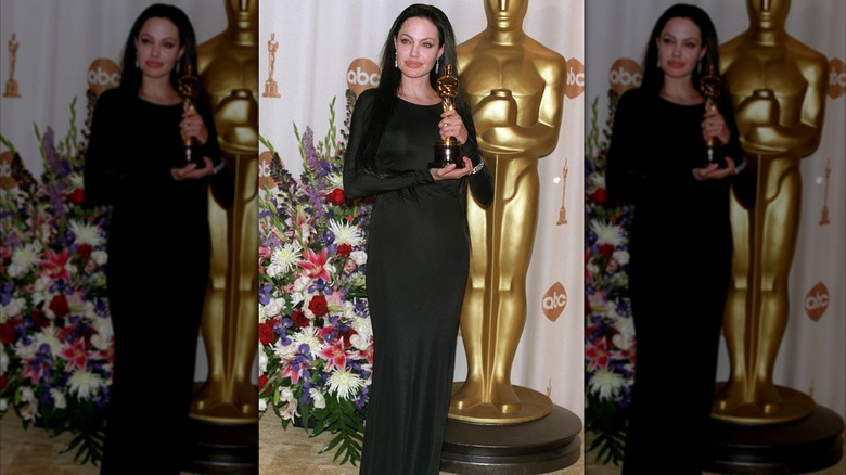 angelina jolie at the 1999 oscars holding her oscar