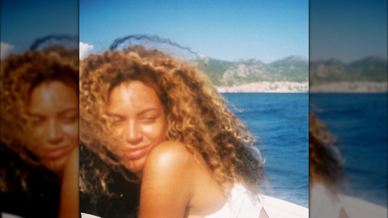 Beyoncé poses on vacation