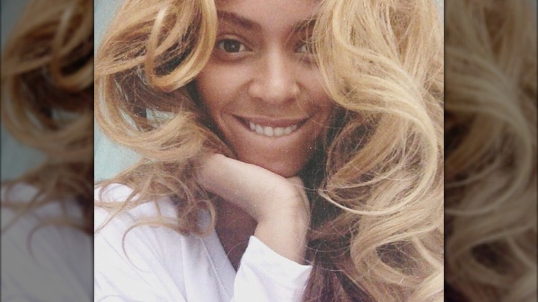 Beyoncé smiles in selfie