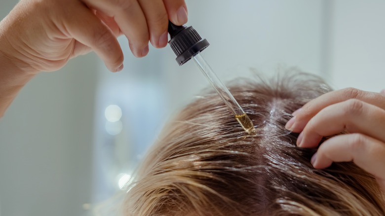 Applying scalp oil
