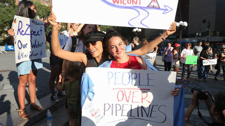 rosario dawson and shailene woodley protesting dakota access pipeline in 2016 union square nyc