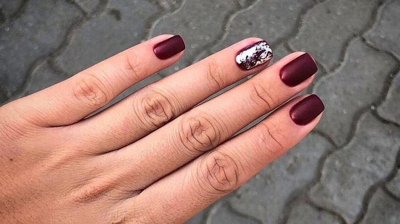 Red nails with an accent nail