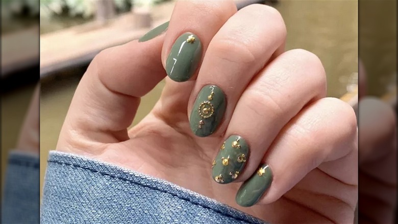 3D details on green nails