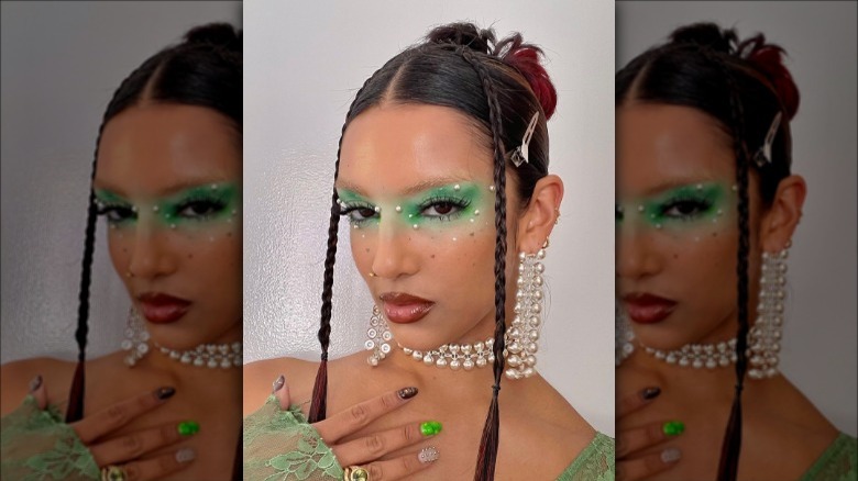 Green eyeshadow and 3D pearls 