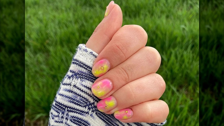 Aura nails in pink and yellow