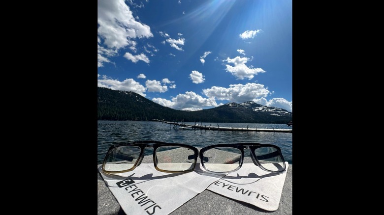 Two EyeWris reading glasses are displayed with the official lens cleaning cloth