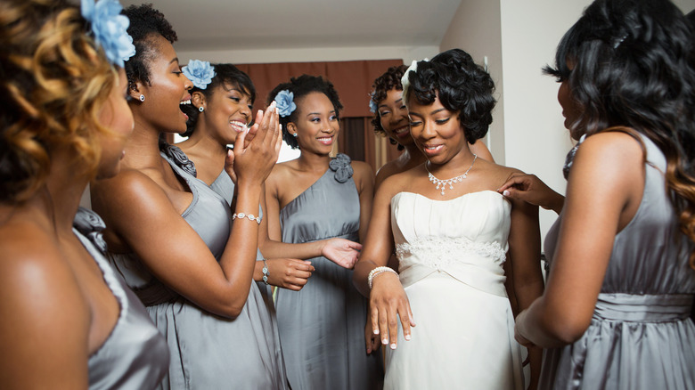 Bride and bridesmaids in green dresses 