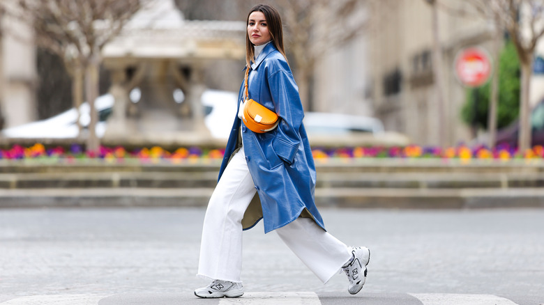 How to Style an Oversized Wide-Leg Pants Suit with Sneakers – Style Delegate