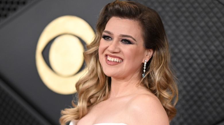 Kelly Clarkson smiling