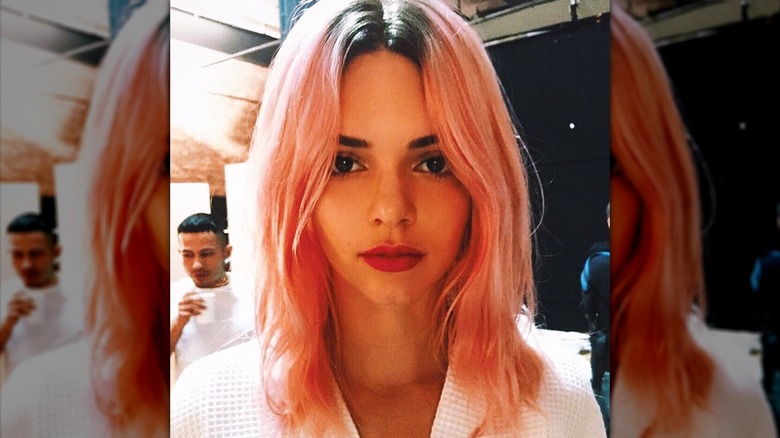 Selfie of Kendall Jenner with pink hair and dark roots