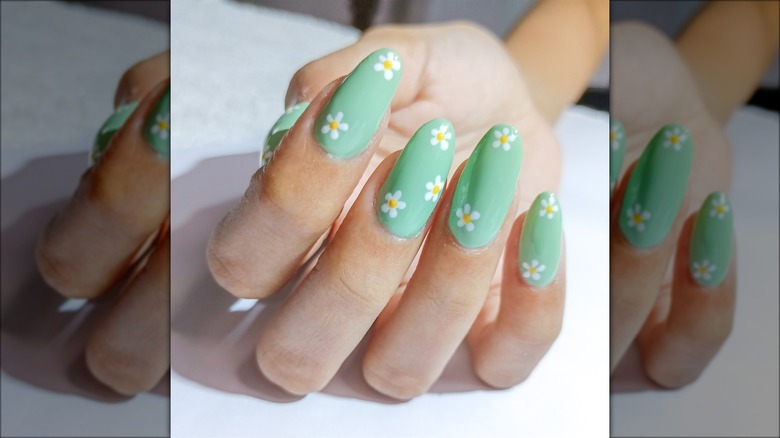 Green daisy nails