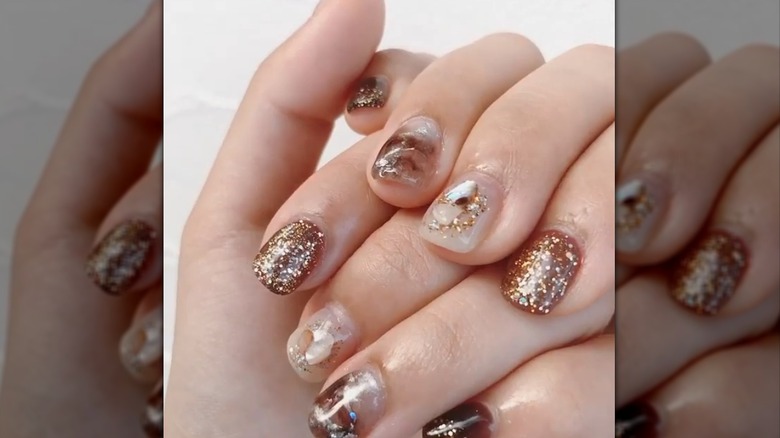 Nuance glitter nails