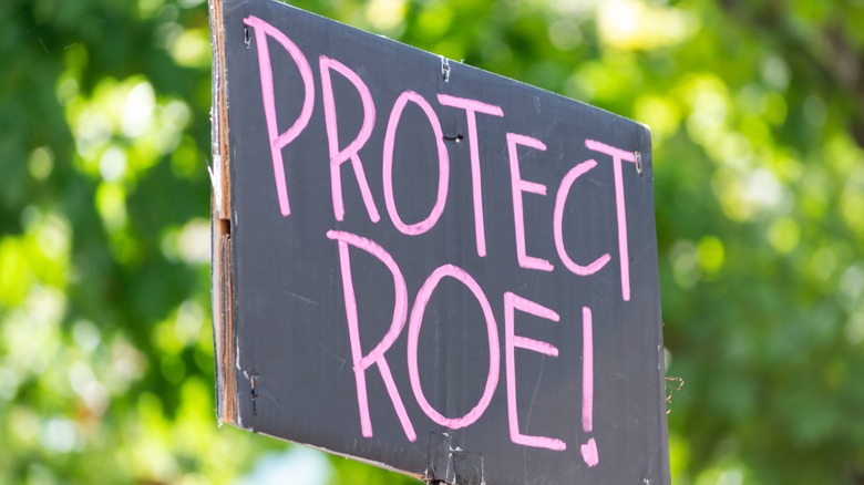 Sign that reads 'protect Roe!'