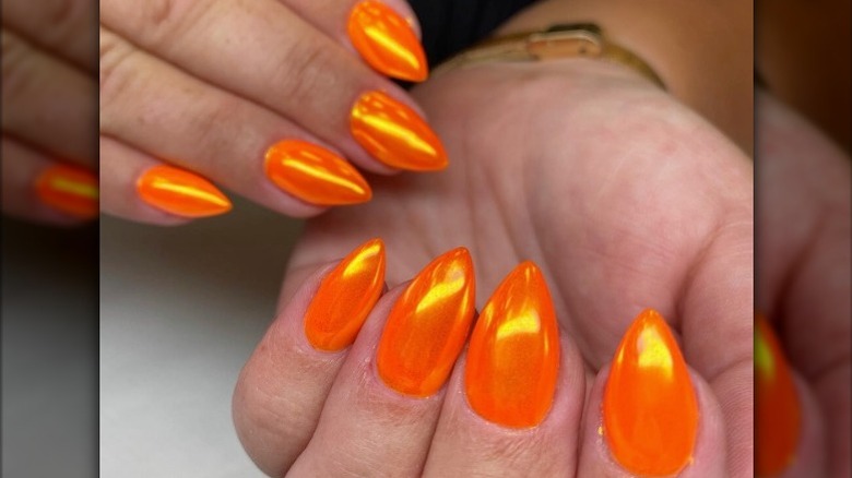 Metallic orange naiils