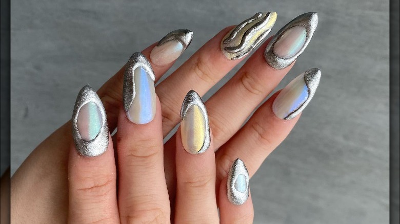 Chrome accents oyster nail trend