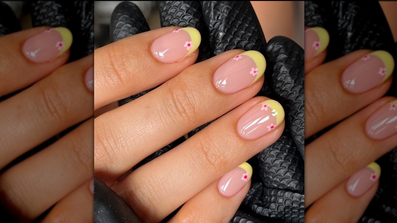 butter yellow tips with flowers manicure