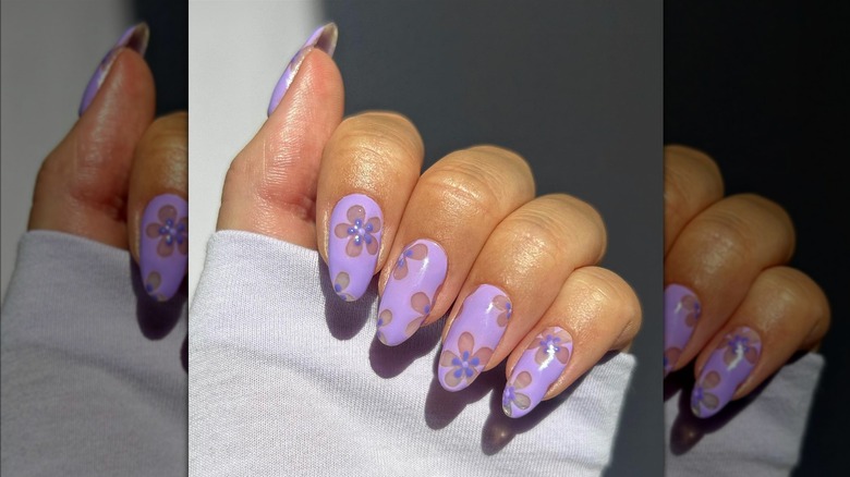 Cut-out lilac nails