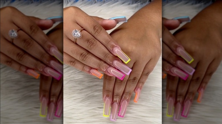 Outlined nails on TikTok