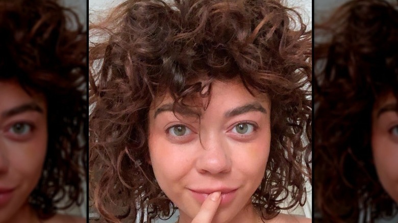 Selfie of Sarah Hyland with no makeup and curly hair