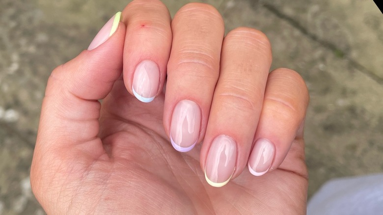 Almost closed hand show pastel micro-French tips