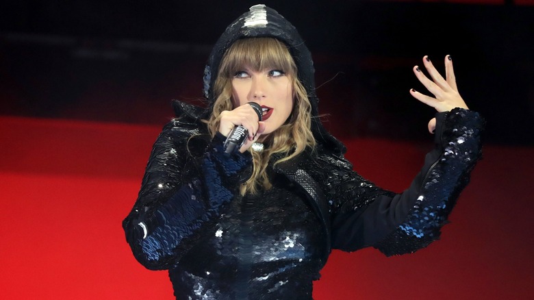 Taylor Swift performing