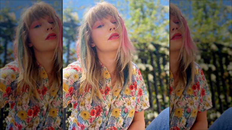 Taylor Swift with pink and blue hair