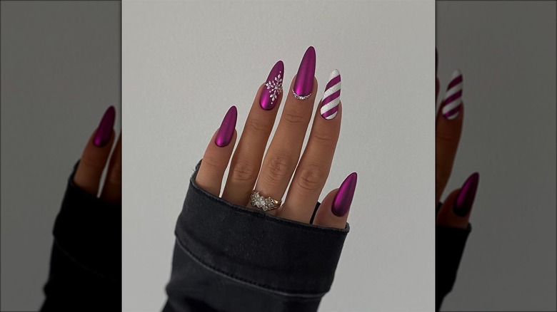 Magenta winter nails