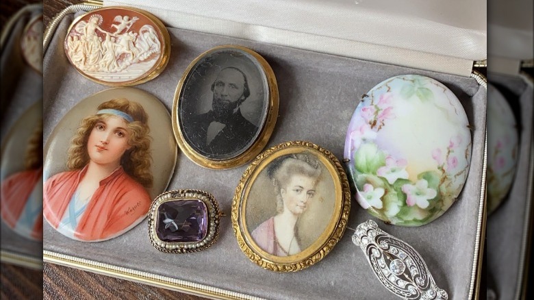 Box of antique brooches 