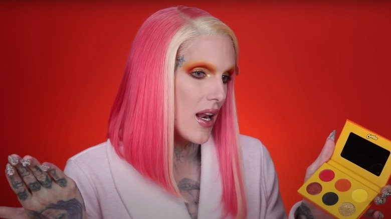 Jeffree Star in a makeup review 