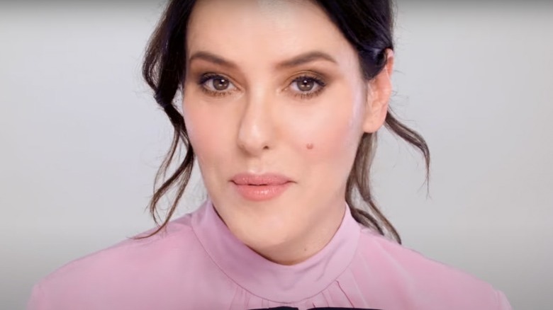 Lisa Eldridge in a makeup tutorial 