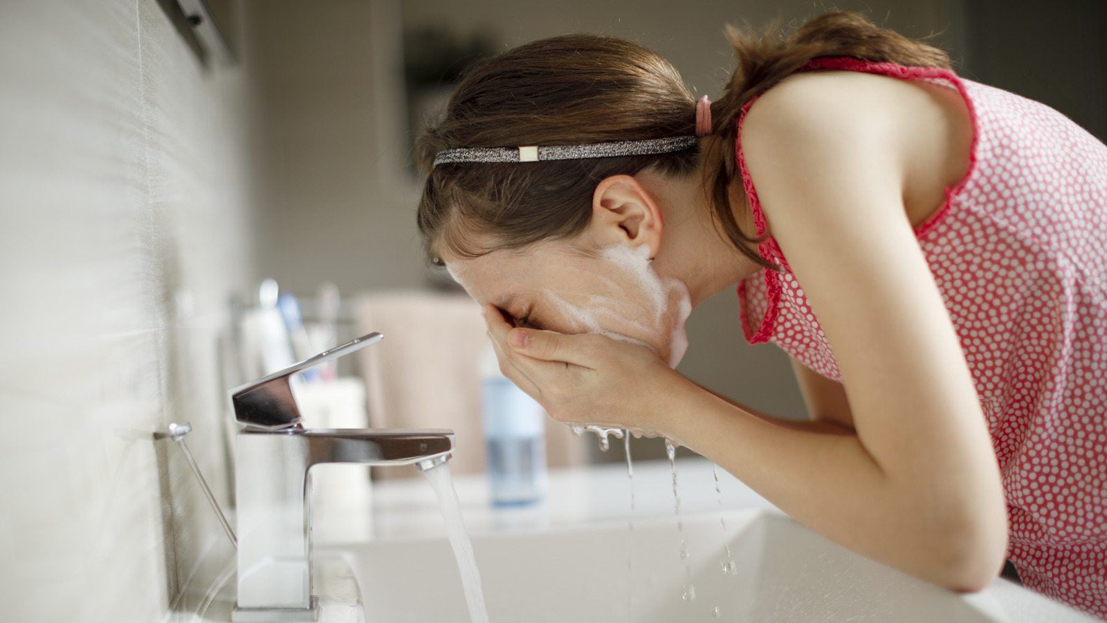 She is washing. Подросток умывается. Девушка умывается. Умывать лицо. Девочка умывает лицо.