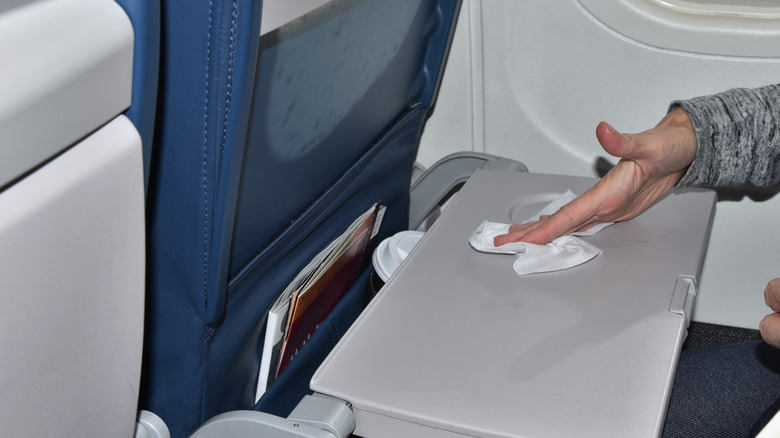 Wiping tray table