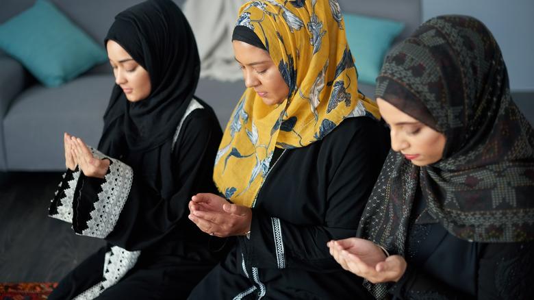 group of muslim women praying