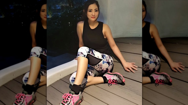 A woman on Instagram wearing pink Under Armour smart shoes and workout attire