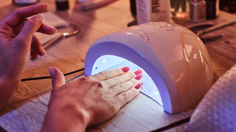 Curing shellac manicure