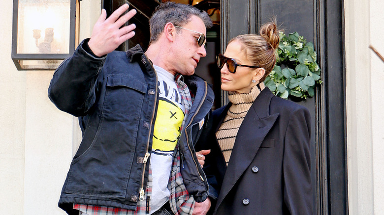 Ben Affleck and Jennifer Lopez on a stoop talking