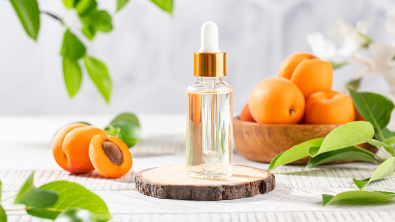 Perfume vial with peaches