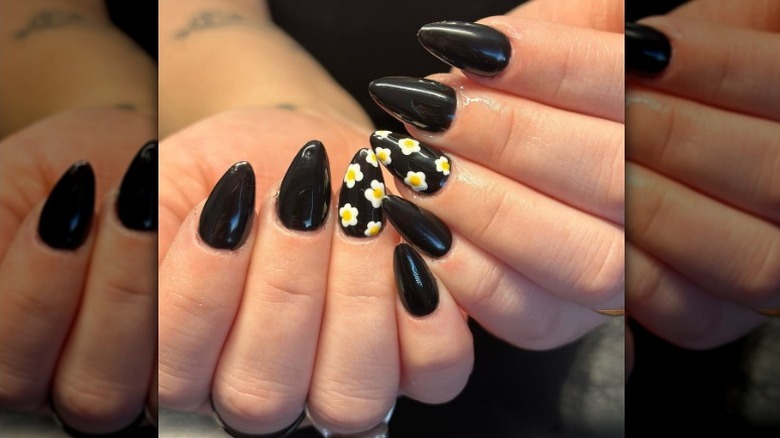 Black nails with daisies