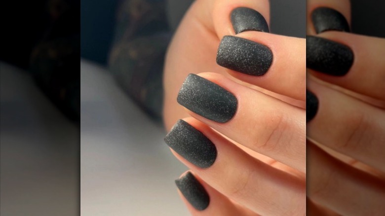 Black matte glitter nails