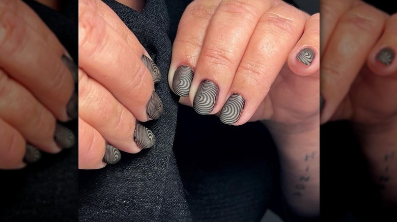 Hypnotizing nail art